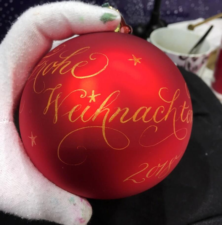Kalligrafierte Christbaumkugeln