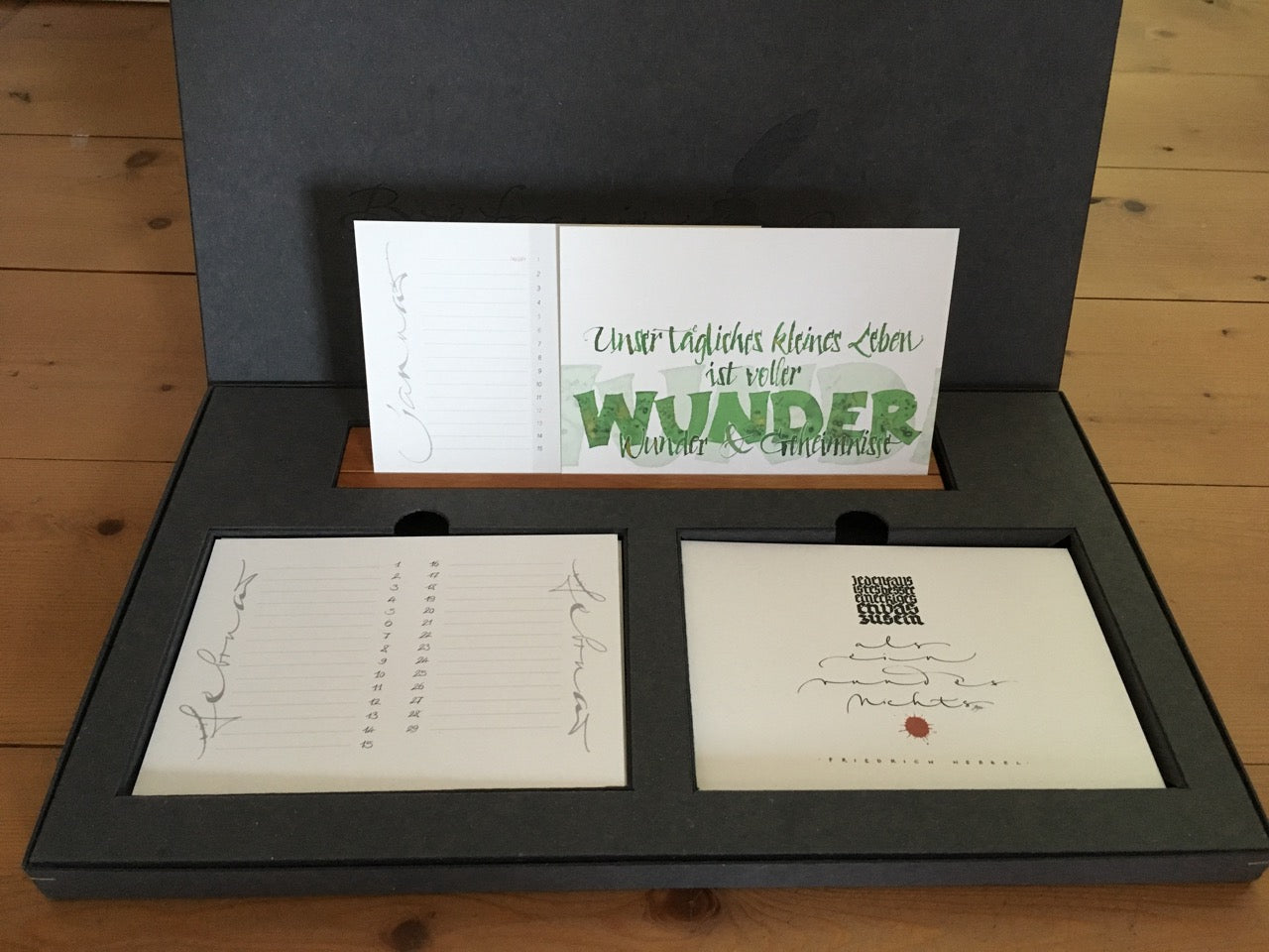 Kalligrafie-Tischkalender "schreib-weisen", in Geschenkbox, immerwährend